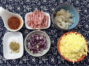 准备披萨馅料：培根切条，紫洋葱切碎，虾仁挑去虾线洗净