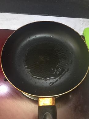 热锅，加入适量食用油