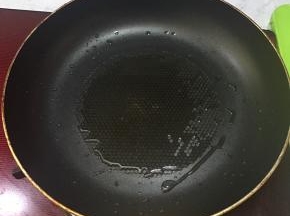 热锅，加入适量食用油