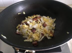 加入娃娃菜翻炒2分钟