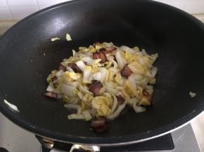 加入娃娃菜翻炒2分钟