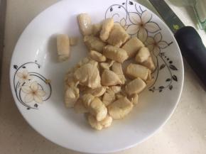 鸡胸肉先盛出。油留锅里