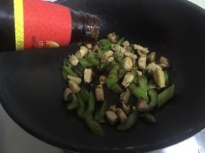 西芹熟后再倒入鸡胸肉，然后加适量蚝油翻匀出锅。