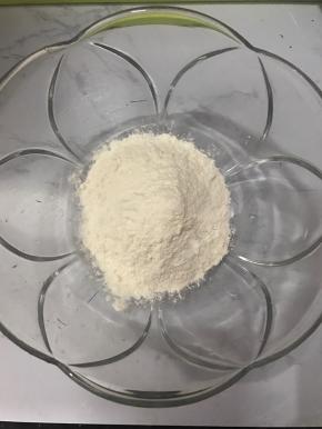 将面粉加入大碗中