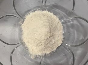 将面粉加入大碗中