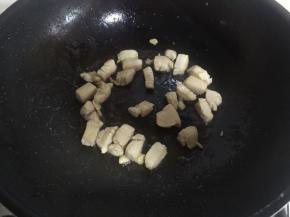 锅里烧热放油，然后放入鸡胸肉翻炒1-2分钟。