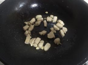 锅里烧热放油，然后放入鸡胸肉翻炒1-2分钟。