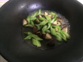 然后放适量水煮至熟透（因为油少，多炒会焦）