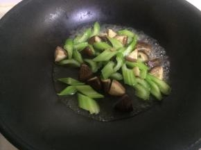 然后放适量水煮至熟透（因为油少，多炒会焦）