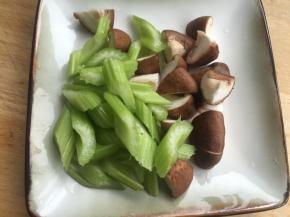 把香菇每个切六片，西芹切菱形。鸡胸肉也切块