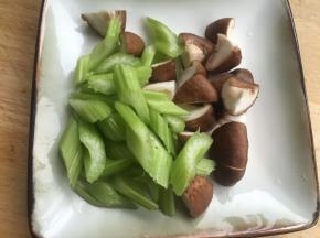把香菇每个切六片，西芹切菱形。鸡胸肉也切块