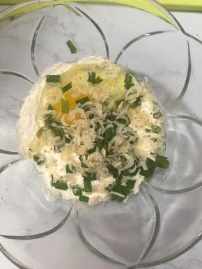 将葱，虾皮放入