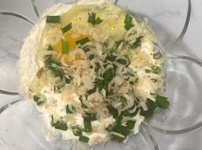将葱，虾皮放入