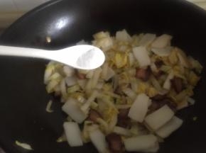 加点盐调味。继续翻炒至年糕软化