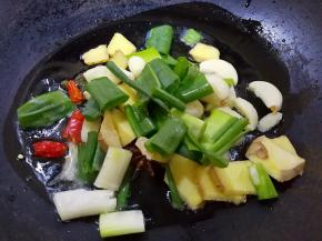 锅里放油，烧到八分热，加入花椒，八角，尖辣椒，白芷，生姜，葱，大蒜，翻炒一下，爆出香味