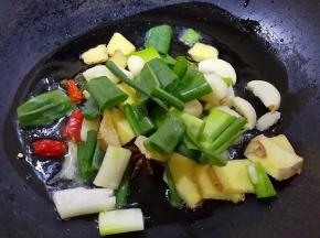 锅里放油，烧到八分热，加入花椒，八角，尖辣椒，白芷，生姜，葱，大蒜，翻炒一下，爆出香味