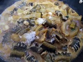 加入生抽，老抽，白糖，加高出鳝鱼牛筋五公分左右的水，大火烧开，盖起盖子，小火烧十分钟左右
