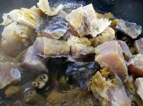 加入咸鱼，大火烧开，如果水不够加一点水，尝尝味道，盖起盖子，小火闷十分钟左右