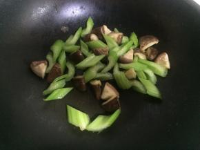 把蔬菜倒入锅里翻炒至水分煸出