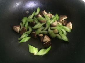 把蔬菜倒入锅里翻炒至水分煸出