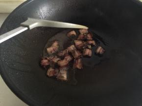 锅里油温升高后放入酱肉煸至干煸