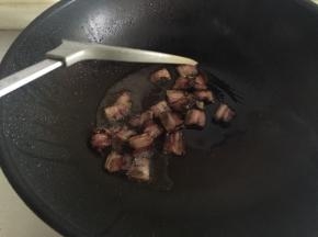 锅里油温升高后放入酱肉煸至干煸