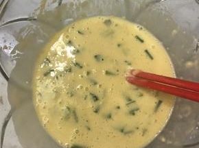 加入水，搅拌成较稀的面糊