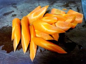 胡萝卜洗净切滚刀状