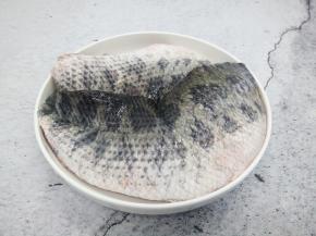 选择黑鱼一条（大约一斤左右）顺着鱼背开把鱼分成三部分，鱼片两片，鱼骨一片。