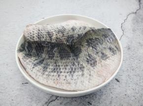 选择黑鱼一条（大约一斤左右）顺着鱼背开把鱼分成三部分，鱼片两片，鱼骨一片。