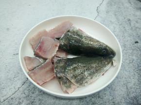 鱼头对半切开，鱼骨头切寸断