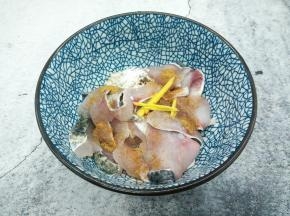 鱼片加盐半勺，料酒一勺，十三香半勺，淀粉半勺，抓上劲，腌制会