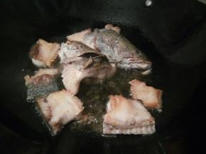 锅中加油烧至7成热，倒入鱼骨，煎至两面金黄