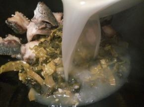 加一碗高汤，还有炒好的酸菜，大火烧开