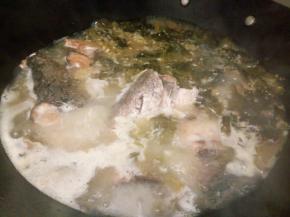 加一勺盐，大火煮至鱼骨熟，把酸菜，鱼骨捞出放入大盘，