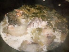 加一勺盐，大火煮至鱼骨熟，把酸菜，鱼骨捞出放入大盘，