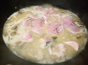 放鱼肉，开大火煮透，可以适当加点鸡粉，