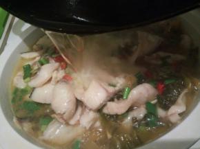 煮熟的鱼片放在大碗里，撒蒜泥，葱花，干辣椒段，淋入热油，