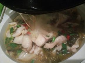 煮熟的鱼片放在大碗里，撒蒜泥，葱花，干辣椒段，淋入热油，