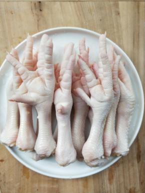 超市买回来鸡爪，洗净。