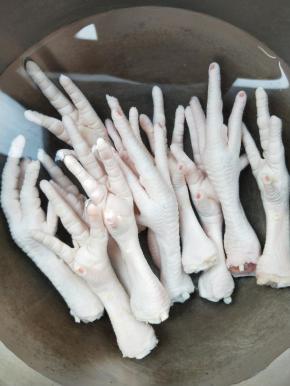 鸡爪放入冷水锅中。