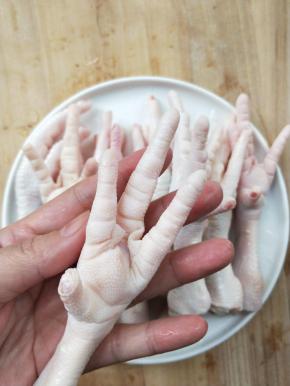 用剪刀剪去全部指甲。