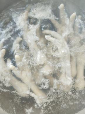 煮沸转小火煮60分钟。