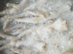 60分钟后，汤汁变浓稠就可以关火捞出，备用。