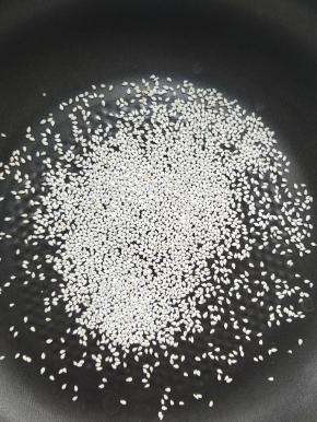 白芝麻放不粘锅中小火炒香。