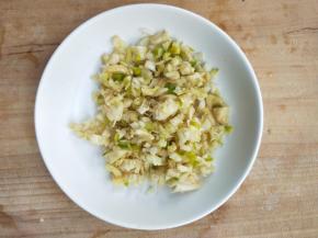 准备大量蒜末。
～如果不喜欢蒜味太浓的可自行减量。