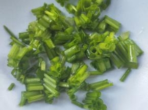 准备葱花。