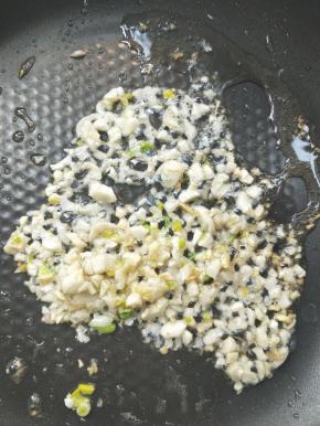起油锅，放蒜末煸炒。