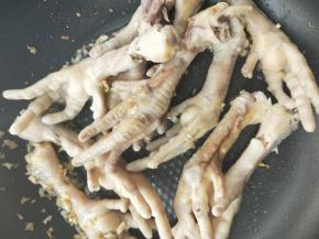 倒入鸡爪翻炒一下。