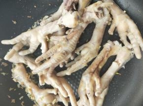 倒入鸡爪翻炒一下。